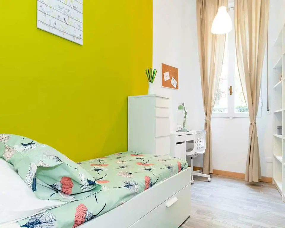 Schlafzimmer; tageslicht, holzboden
