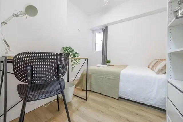 Schlafzimmer; tageslicht, holzboden