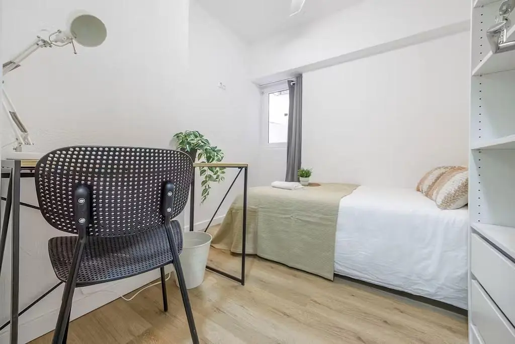 Schlafzimmer; tageslicht, holzboden