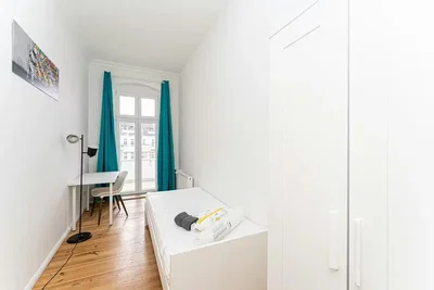Schlafzimmer; holzboden, tageslicht