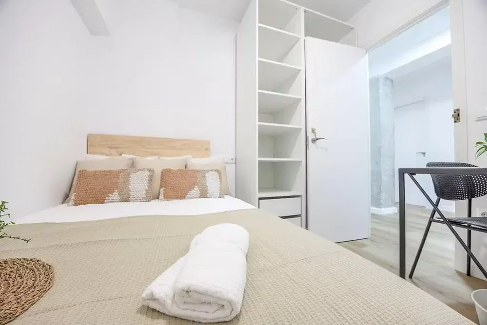 Schlafzimmer; tageslicht, holzboden