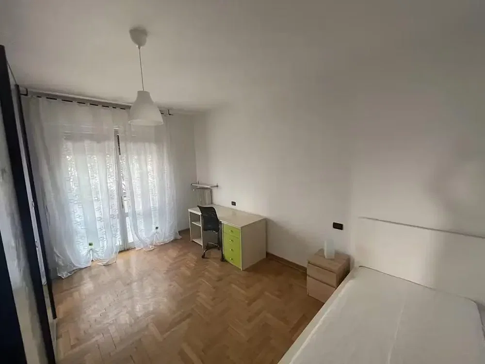 Camera da letto; pavimento in legno, luce naturale
