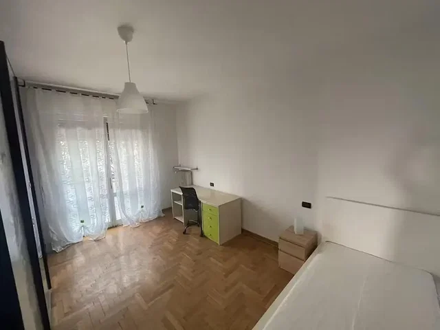 Camera da letto; pavimento in legno, luce naturale