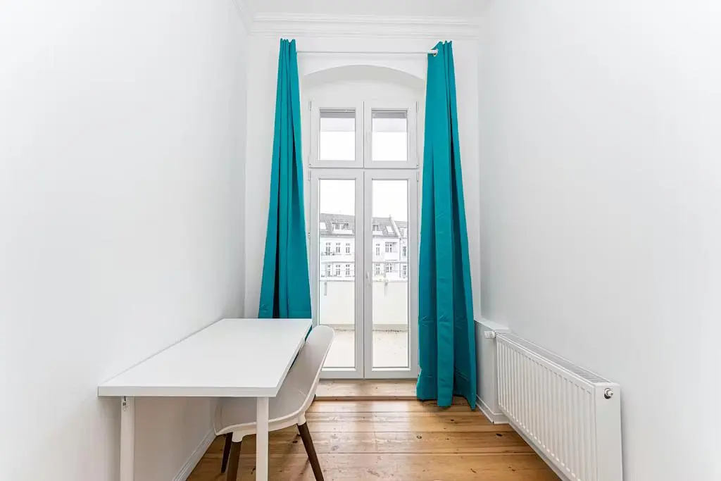 Wohnzimmer; tageslicht, holzboden