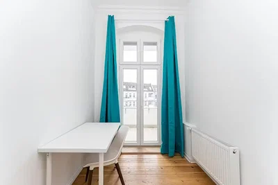 Wohnzimmer; tageslicht, holzboden