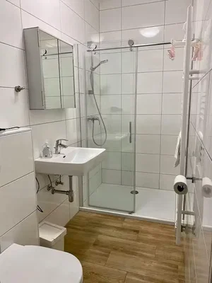 Baño; suelo de baldosas, luz natural