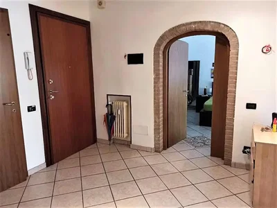 Soggiorno; pavimento in piastrelle