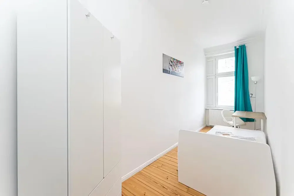 Schlafzimmer; holzboden, tageslicht