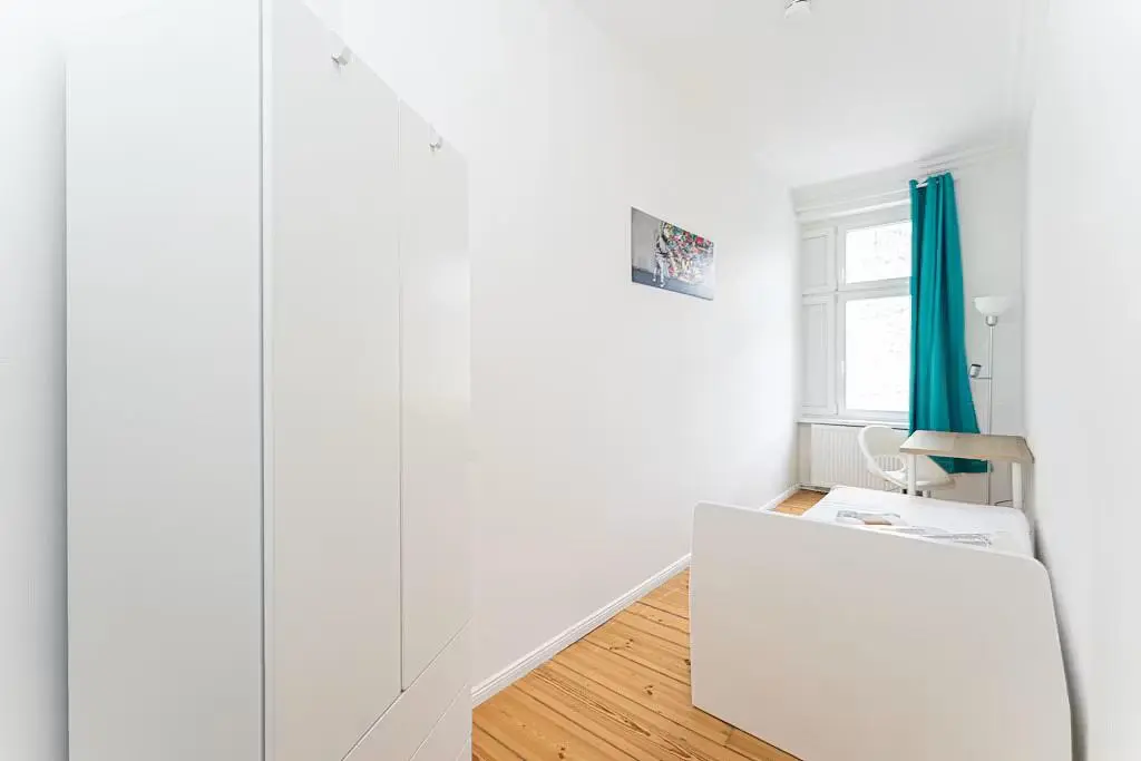 Schlafzimmer; holzboden, tageslicht