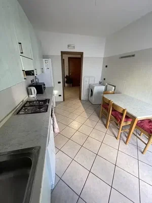 Cucina; elettrodomestici, pavimento in piastrelle