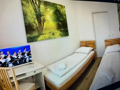 Dormitorio; suelo de madera, luz natural