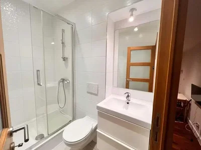 Badezimmer; fliesenboden, renoviert, tageslicht