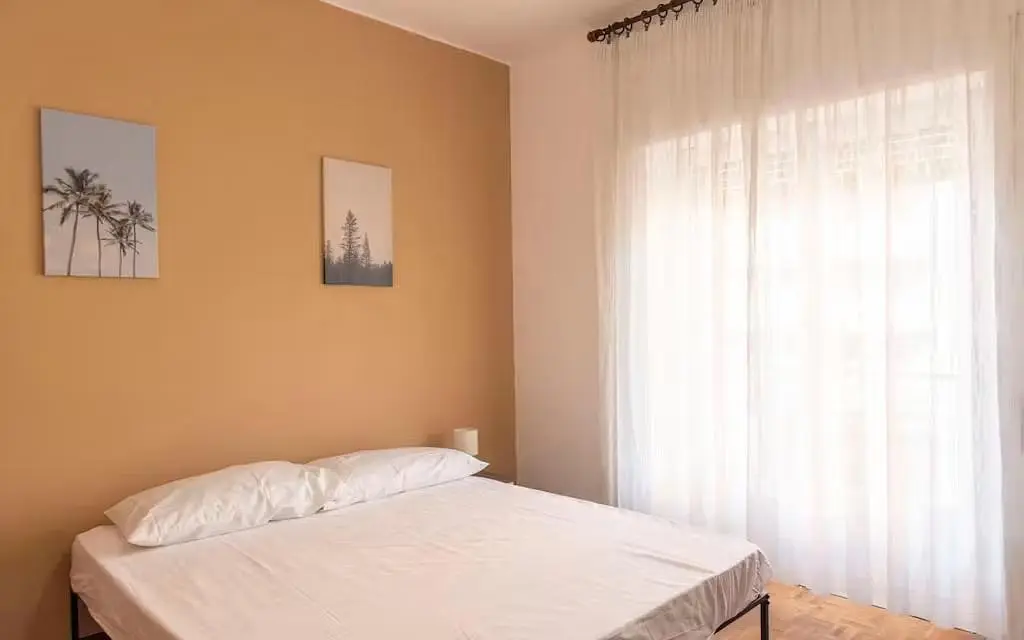 Camera da letto; luce naturale, stile moderno
