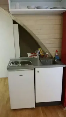 Küche; küchengeräte, holzboden, renovierungsbedürftig