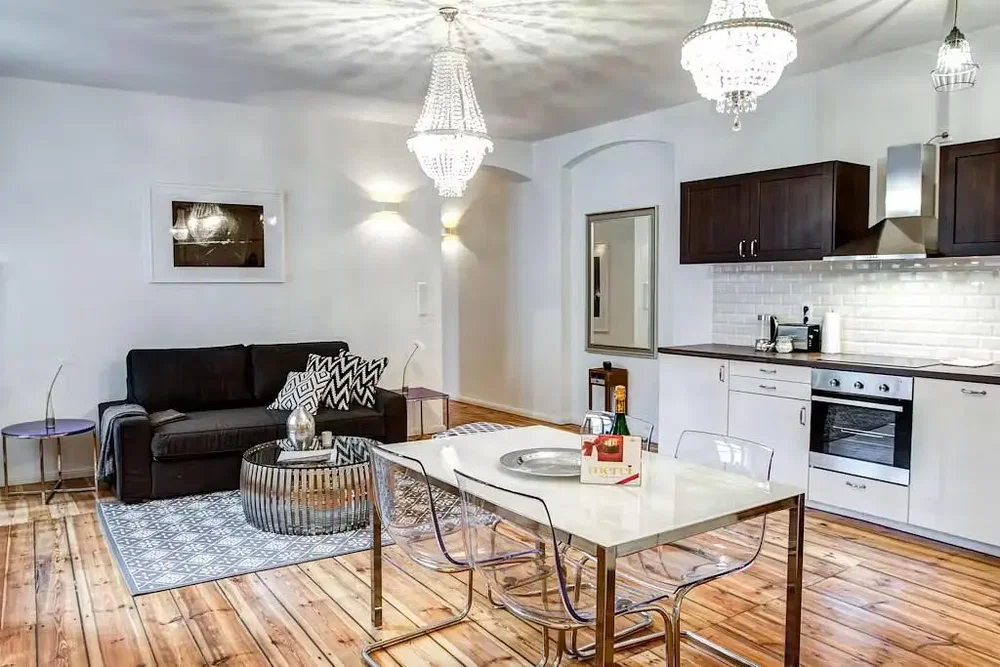 Wohnzimmer; holzboden, tageslicht, moderner stil