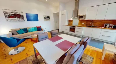 Wohnzimmer; küchengeräte, holzboden, tageslicht, moderner stil