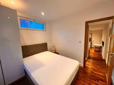 Schlafzimmer; holzboden, tageslicht