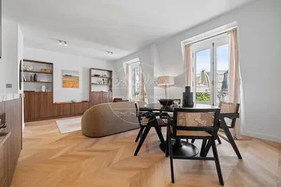 Wohnzimmer; holzboden, tageslicht, moderner stil