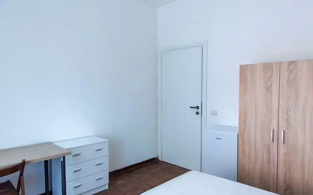 Camera da letto; pavimento in legno, luce naturale