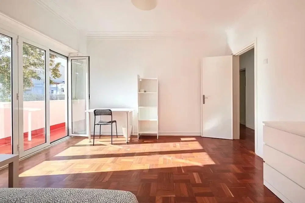 Schlafzimmer; holzboden, tageslicht