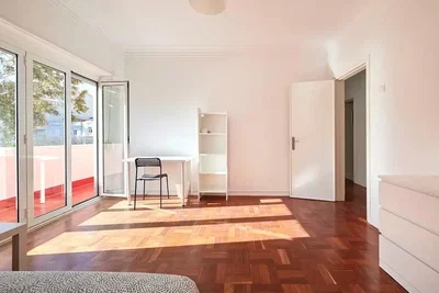 Schlafzimmer; holzboden, tageslicht