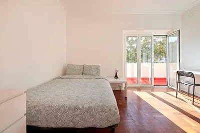 Schlafzimmer; tageslicht, holzboden