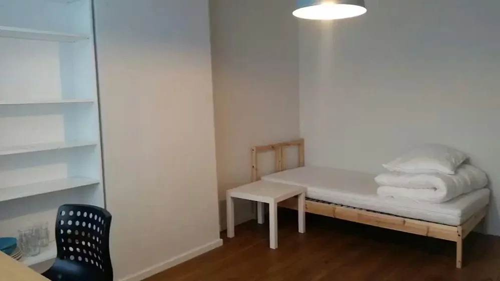 Quarto; luz natural, chão de madeira