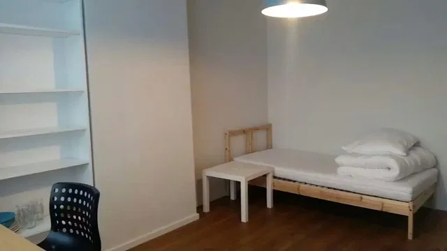Quarto; luz natural, chão de madeira