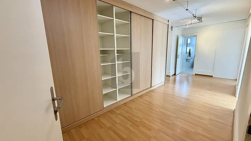 Schlafzimmer; holzboden, tageslicht