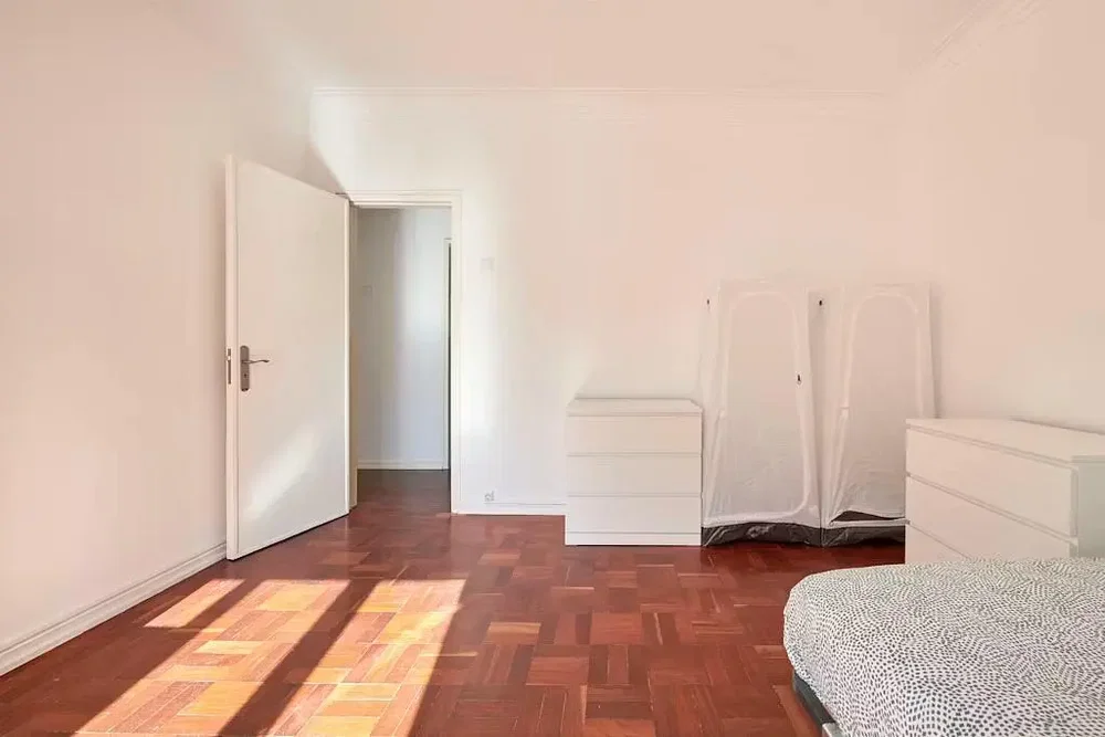 Schlafzimmer; holzboden, tageslicht