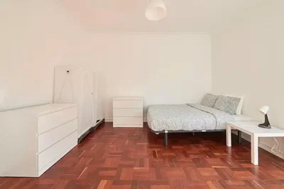 Schlafzimmer; holzboden, tageslicht