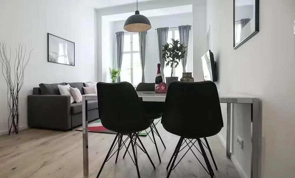 Living room; wood floor, natural light, modern style