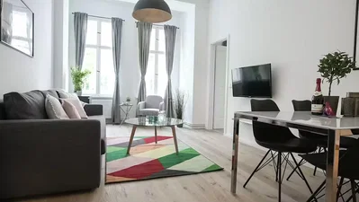 Obývačka; prirodzené svetlo, drevená podlaha, moderný štýl