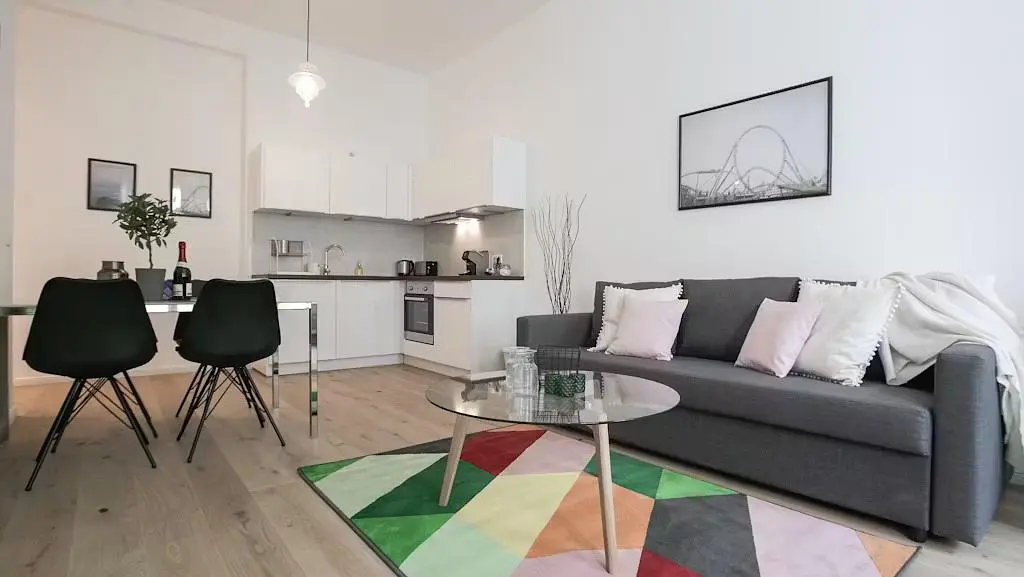 Obývačka; prirodzené svetlo, moderný štýl, drevená podlaha