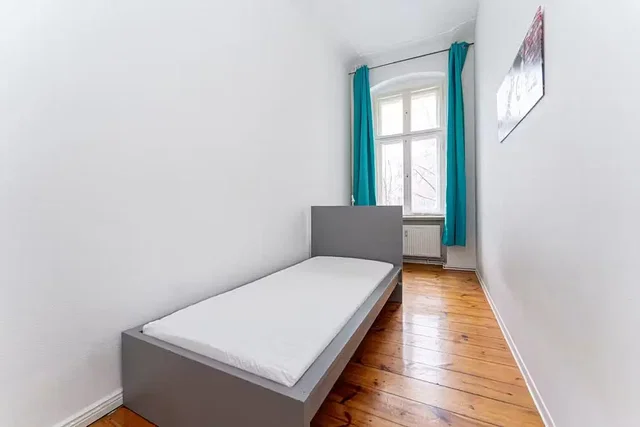 Dormitorio; suelo de madera, luz natural