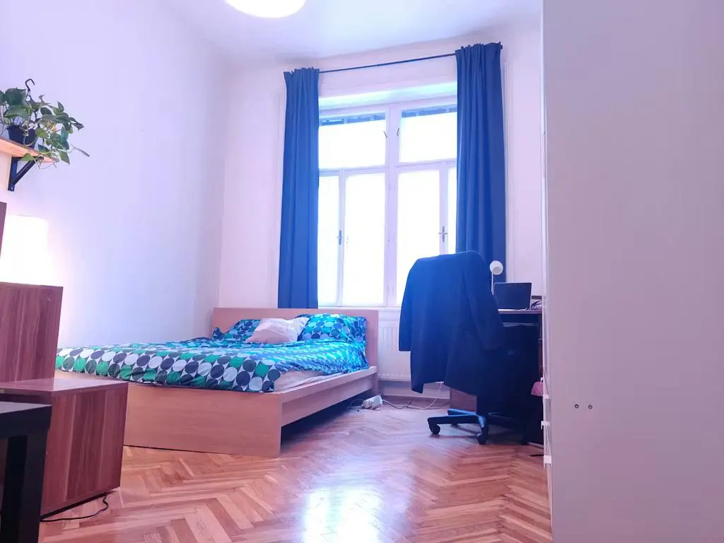 Spavaća soba; drveni pod, prirodno svjetlo