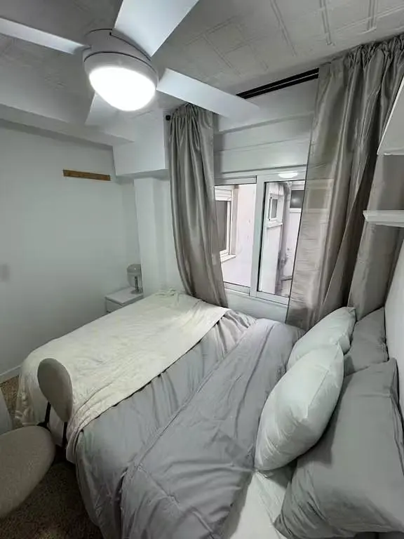 Schlafzimmer; tageslicht, holzboden
