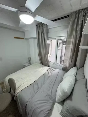 Dormitorio; luz natural, suelo de madera
