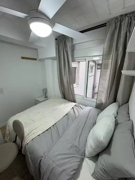Schlafzimmer; tageslicht, holzboden