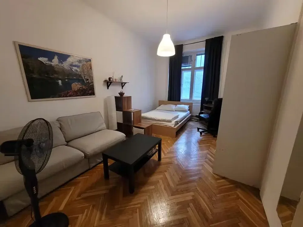 Spavaća soba; drveni pod, prirodno svjetlo