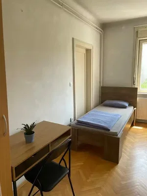 Schlafzimmer; holzboden, tageslicht