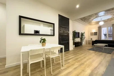 Wohnzimmer; tageslicht, holzboden, moderner stil