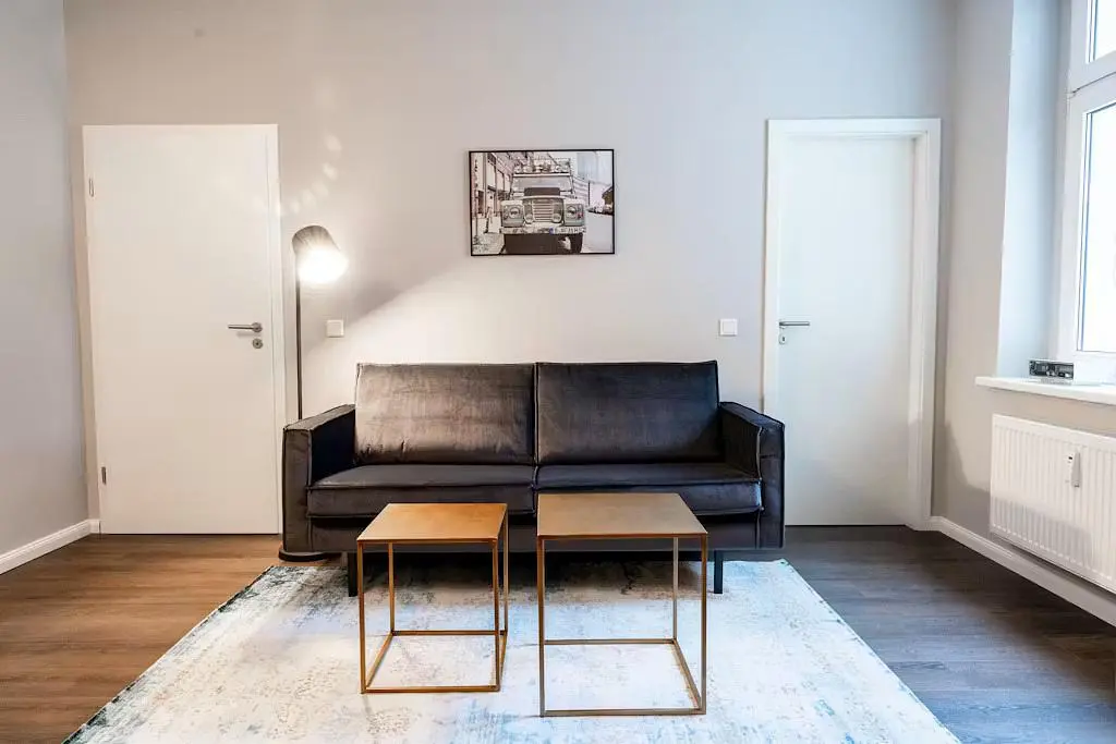Dnevna soba; drveni pod, prirodno svjetlo, moderni stil