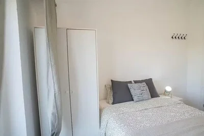 Spavaća soba; prirodno svjetlo, drveni pod
