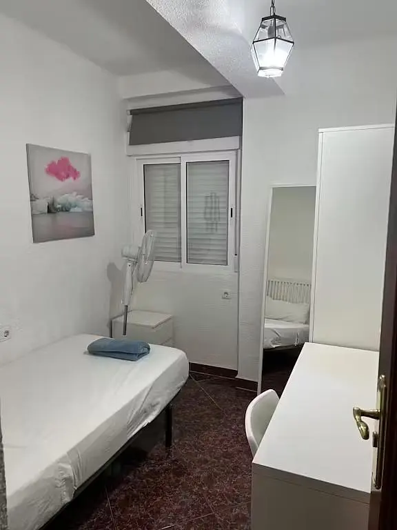 Ložnice; přirozené světlo, dlažba