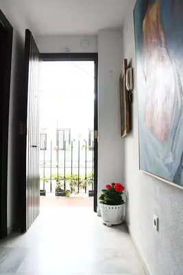 Woonkamer; natuurlijk licht, tegelvloer