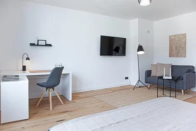 Spavaća soba; drveni pod, prirodno svjetlo, moderni stil
