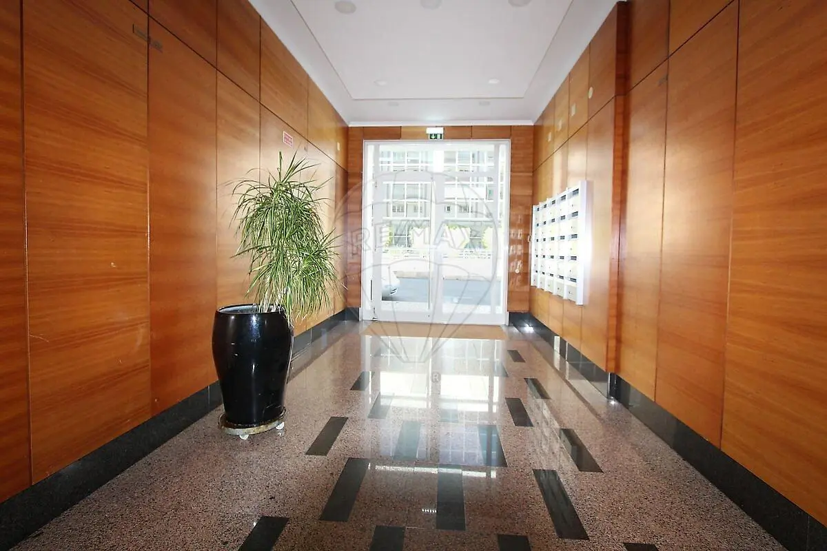 Vestiaire; lumière naturelle, parquet
