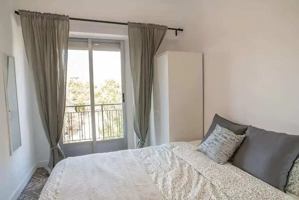 Dormitorio; luz natural, vista