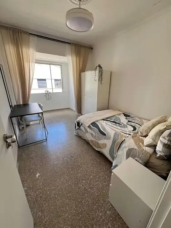 Spavaća soba; prirodno svjetlo, drveni pod